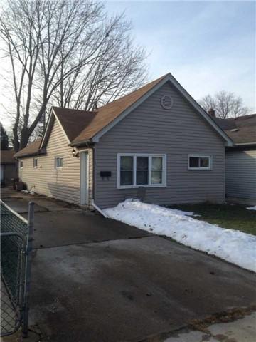2633 Parent Ave, House detached with 2 bedrooms, 1 bathrooms and 1 parking in Windsor ON | Card Image