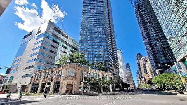 1303 - 832 Bay St, Condo with 2 bedrooms, 2 bathrooms and 1 parking in Toronto ON | Image 12