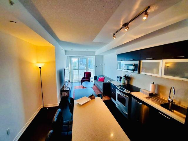 4208 - 386 Yonge St, Condo with 2 bedrooms, 2 bathrooms and null parking in Toronto ON | Image 1