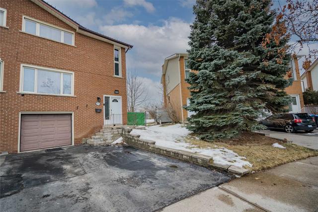 27 Newlyn Cres, House semidetached with 3 bedrooms, 2 bathrooms and 3 parking in Brampton ON | Image 1