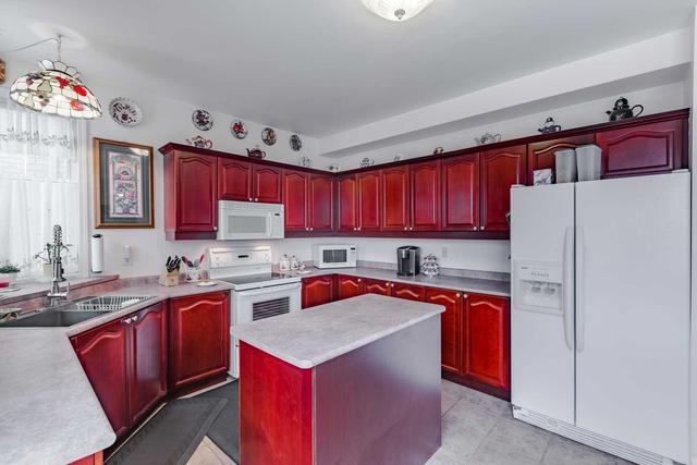 3307 Crompton Cres, House detached with 4 bedrooms, 3 bathrooms and 5 parking in Mississauga ON | Image 6