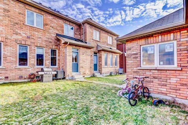 18 Saint Dennis Rd, House attached with 3 bedrooms, 4 bathrooms and 2 parking in Brampton ON | Image 18
