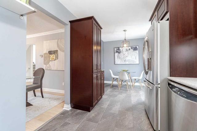 51 Mcmullen Cres, Townhouse with 3 bedrooms, 2 bathrooms and 2 parking in Brampton ON | Image 3