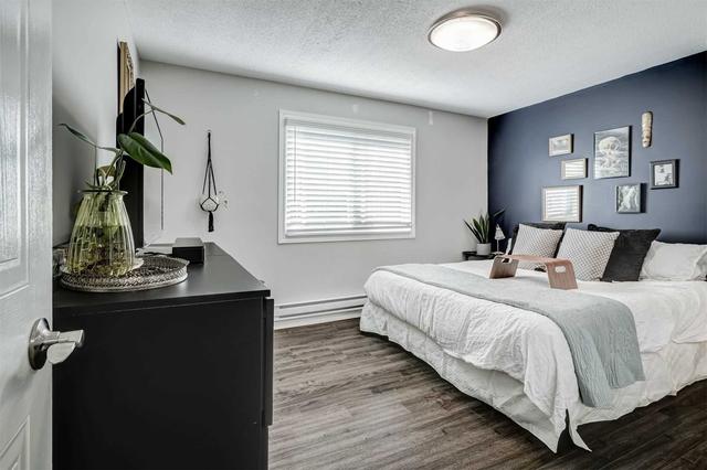 121 - 1496 Pilgrims Way, Condo with 3 bedrooms, 2 bathrooms and 1 parking in Oakville ON | Image 4