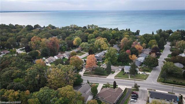 1077 Lakeshore Road, House detached with 4 bedrooms, 2 bathrooms and 8 parking in Sarnia ON | Image 1