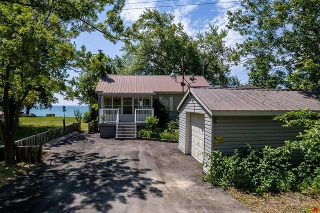 2592 Lakeshore Road, House detached with 4 bedrooms, 1 bathrooms and 4 parking in Haldimand County ON | Image 1
