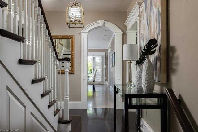 19 Hillcrest Ave, House detached with 4 bedrooms, 4 bathrooms and 6 parking in St. Catharines ON | Image 2