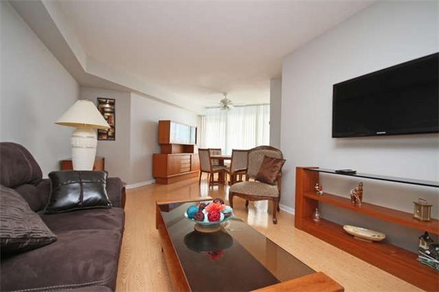 405 - 12 Laurelcrest St, Condo with 2 bedrooms, 1 bathrooms and 1 parking in Brampton ON | Image 5