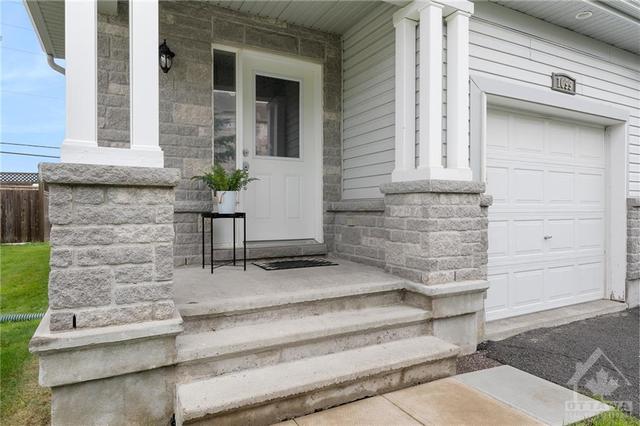 1099 Fieldfair Way, Townhouse with 3 bedrooms, 3 bathrooms and 3 parking in Ottawa ON | Image 2