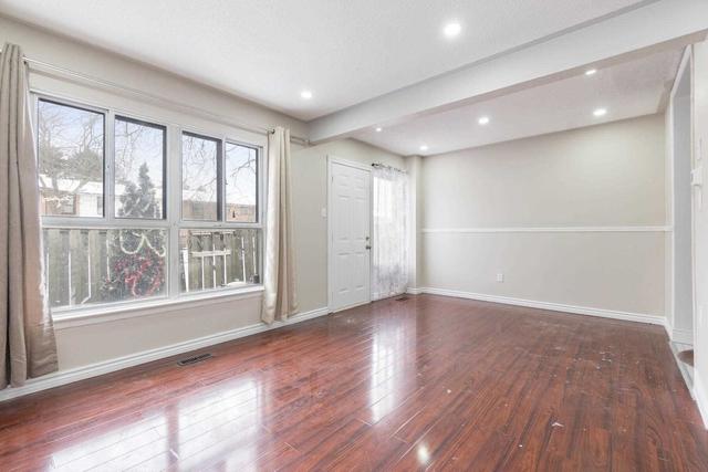 70 Fleetwood Cres, Townhouse with 3 bedrooms, 2 bathrooms and 1 parking in Brampton ON | Image 33