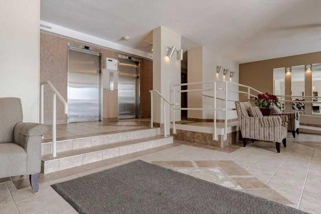 2 Mowat Ave, Condo with 3 bedrooms, 2 bathrooms and 1 parking in Kingston ON | Image 2