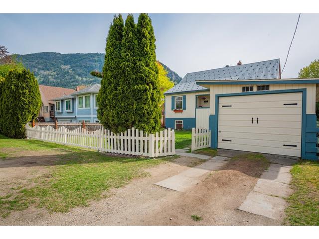 555 5th Ave, House detached with 6 bedrooms, 3 bathrooms and 4 parking in Castlegar BC | Image 65