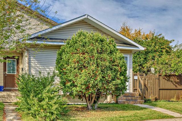 156 Deerview Way Se, Home with 3 bedrooms, 1 bathrooms and 1 parking in Calgary AB | Image 2