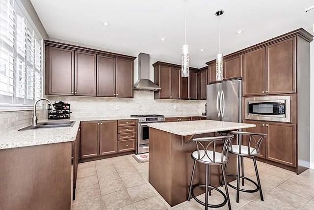 378 Malboeuf Crt, House detached with 4 bedrooms, 3 bathrooms and 2 parking in Milton ON | Image 4