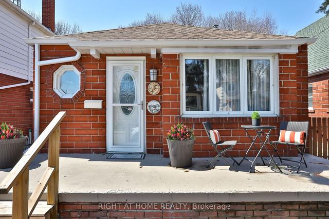 134 Dunington Dr, House detached with 2 bedrooms, 1 bathrooms and 3 parking in Toronto ON | Image 12