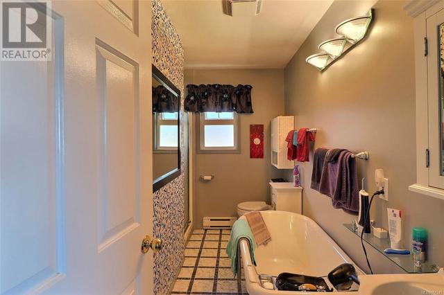 1012 Oliview Dr, House detached with 3 bedrooms, 1 bathrooms and 4 parking in Mount Waddington C BC | Image 10