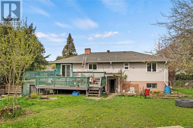 977 Lovat Ave, House detached with 5 bedrooms, 3 bathrooms and 2 parking in Saanich BC | Image 27