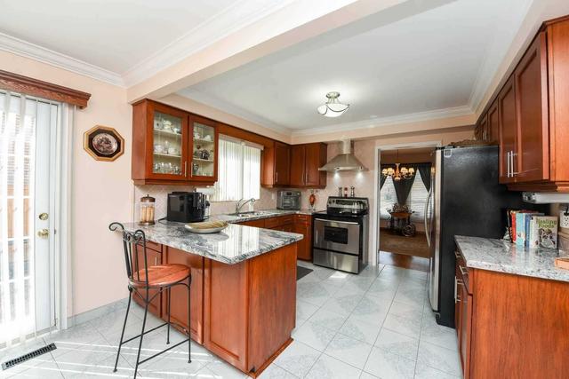 4470 Marshdale Crt, House detached with 4 bedrooms, 3 bathrooms and 6 parking in Mississauga ON | Image 2
