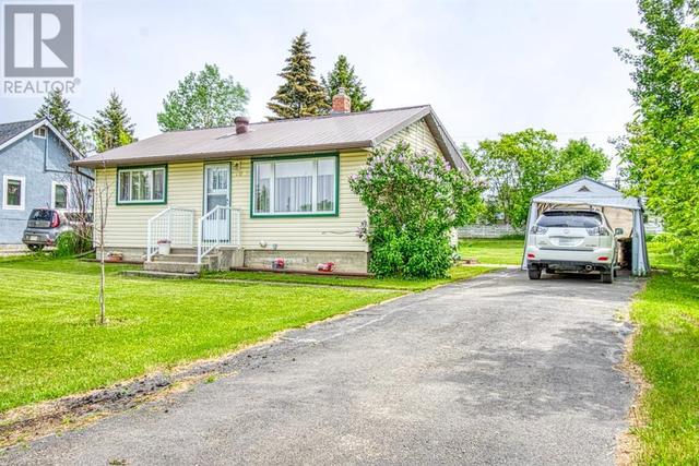 908 6 Avenue, House detached with 2 bedrooms, 1 bathrooms and 4 parking in Beaverlodge AB | Image 2