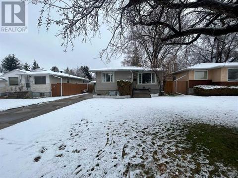 1713 13 Avenue S, House detached with 4 bedrooms, 2 bathrooms and 5 parking in Lethbridge AB | Card Image