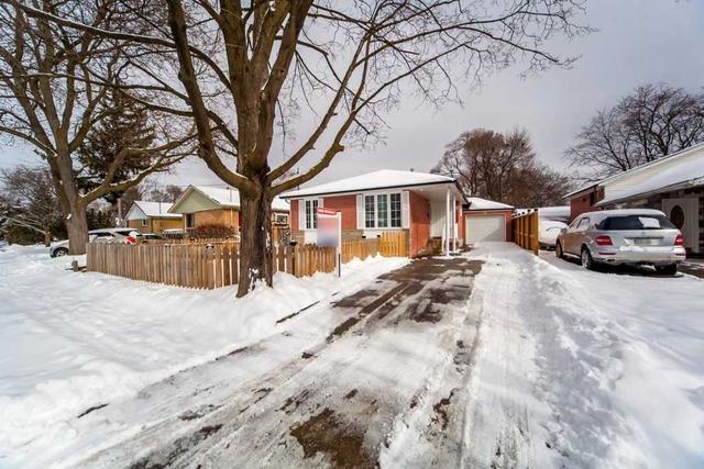5 Honbury Rd, House detached with 3 bedrooms, 2 bathrooms and 4 parking in Toronto ON | Image 12