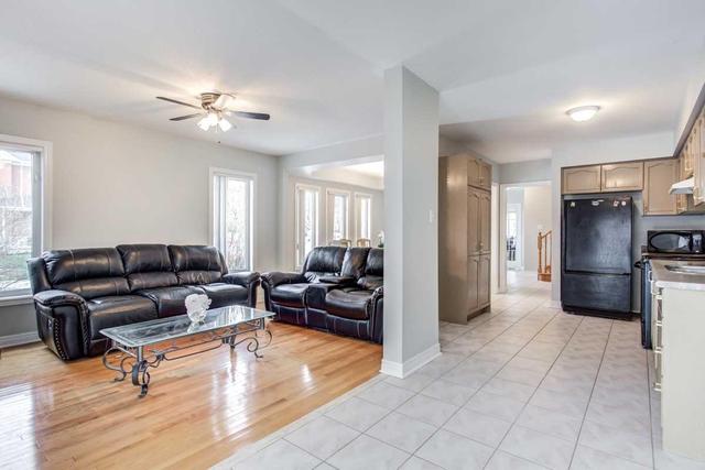209 Foxfield Cres, House semidetached with 3 bedrooms, 3 bathrooms and 3 parking in Vaughan ON | Image 9