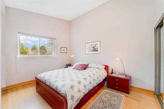 80 Northey Dr, House semidetached with 1 bedrooms, 2 bathrooms and 4 parking in Toronto ON | Image 3