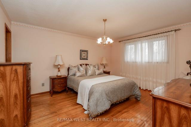 8 Marker Crt, House detached with 3 bedrooms, 2 bathrooms and 8 parking in Toronto ON | Image 3