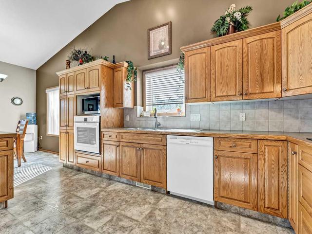 84 Sunset Crescent Sw, House detached with 4 bedrooms, 3 bathrooms and 2 parking in Medicine Hat AB | Image 9