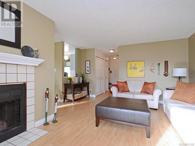 102 - 940 Inverness Rd, Condo with 2 bedrooms, 2 bathrooms and 1 parking in Saanich BC | Image 4