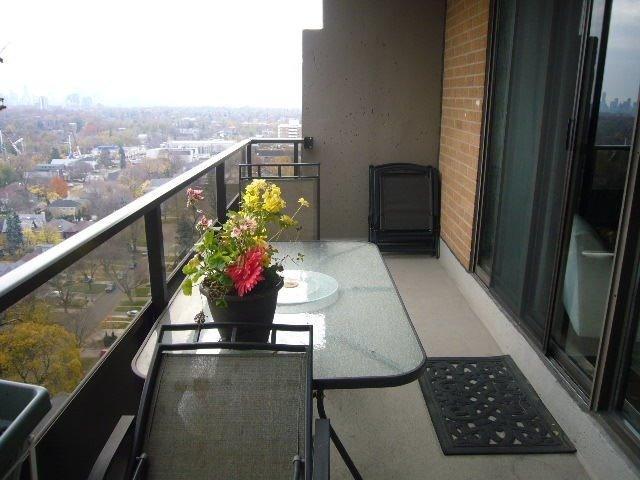 2100 - 135 Marlee Ave, Condo with 3 bedrooms, 2 bathrooms and 1 parking in Toronto ON | Image 11