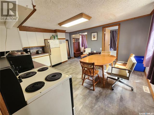 214 Government Road S, House detached with 2 bedrooms, 2 bathrooms and null parking in Weyburn SK | Image 8