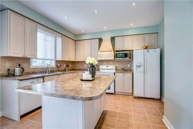 2089 Grand Oak Tr, House detached with 4 bedrooms, 3 bathrooms and 3 parking in Oakville ON | Image 7