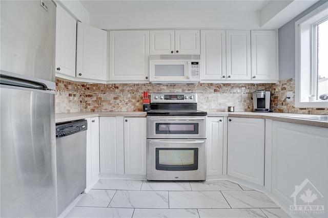 3099 Olympic Way, Townhouse with 3 bedrooms, 2 bathrooms and 1 parking in Ottawa ON | Image 3