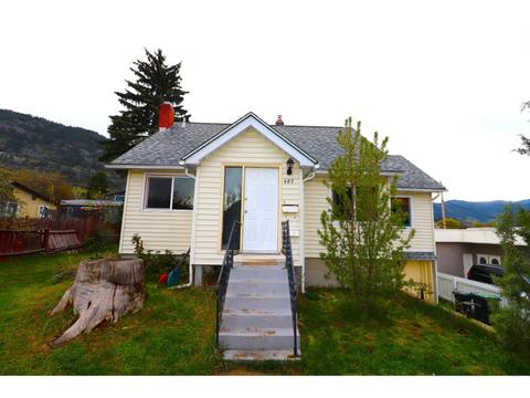407 9th Avenue, House detached with 4 bedrooms, 2 bathrooms and null parking in Castlegar BC | Card Image