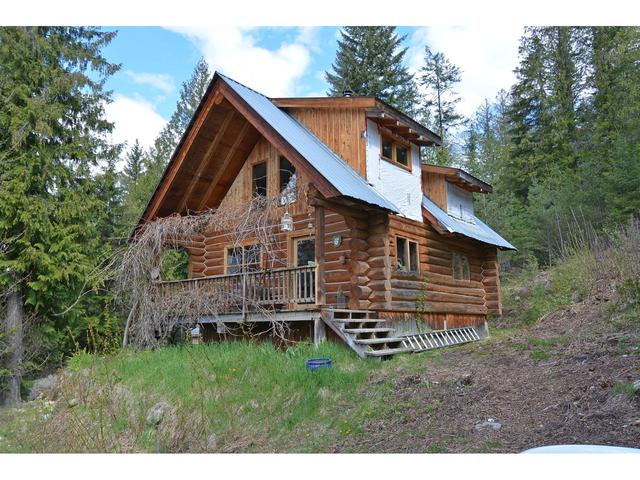 8907 Martens Road, House detached with 3 bedrooms, 2 bathrooms and null parking in Central Kootenay H BC | Image 7