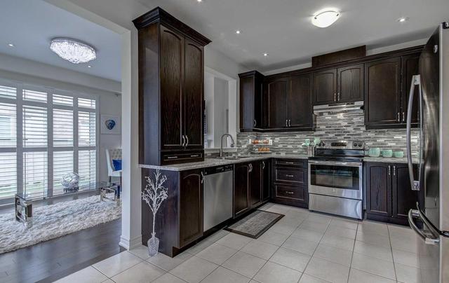 43 Ivor Cres, House attached with 3 bedrooms, 3 bathrooms and 4 parking in Brampton ON | Image 9