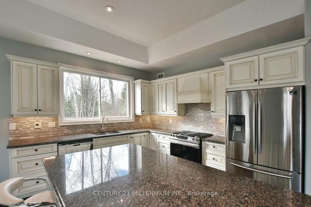 18 Blue Jay Pl, House detached with 2 bedrooms, 4 bathrooms and 6 parking in Wasaga Beach ON | Image 2