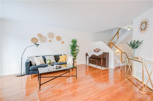 528 Woodchase Street, Townhouse with 3 bedrooms, 3 bathrooms and 3 parking in Ottawa ON | Image 8
