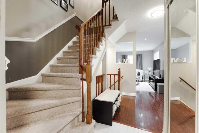 29 Macintyre Lane, Townhouse with 3 bedrooms, 3 bathrooms and 1 parking in Ajax ON | Image 2