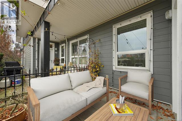 Virtual Staging-Front patio | Image 4