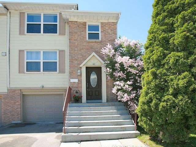 66 Morley Cres, Townhouse with 3 bedrooms, 2 bathrooms and 1 parking in Brampton ON | Image 1