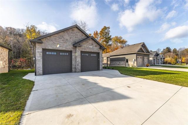 352 6th Avenue W, House detached with 4 bedrooms, 3 bathrooms and 6 parking in Owen Sound ON | Image 2