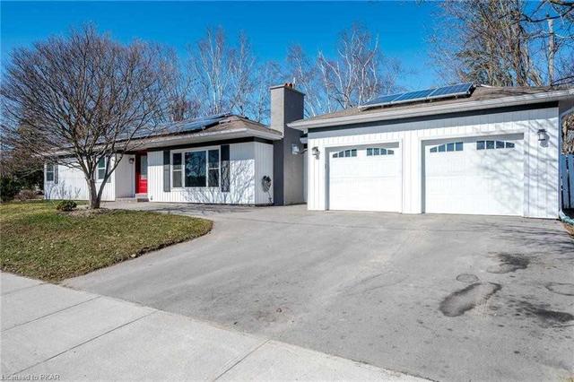 86 Hospital Dr, House detached with 3 bedrooms, 2 bathrooms and 3 parking in Peterborough ON | Image 2
