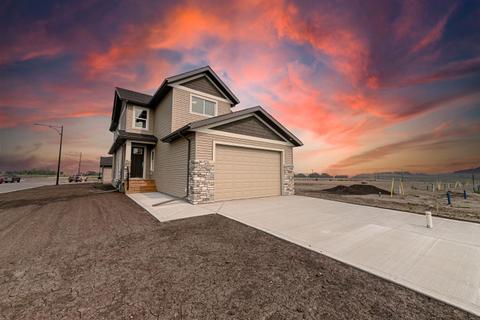 8726 128 Avenue, House detached with 3 bedrooms, 2 bathrooms and 8 parking in Grande Prairie AB | Card Image