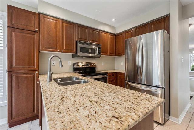2237 Baronwood Dr, House attached with 3 bedrooms, 3 bathrooms and 2 parking in Oakville ON | Image 3