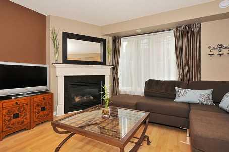 832 - 12 Laidlaw St, Townhouse with 2 bedrooms, 1 bathrooms and 1 parking in Toronto ON | Image 2