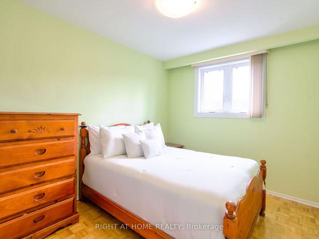 39 Rogers Rd, House detached with 3 bedrooms, 3 bathrooms and 3 parking in Toronto ON | Image 24