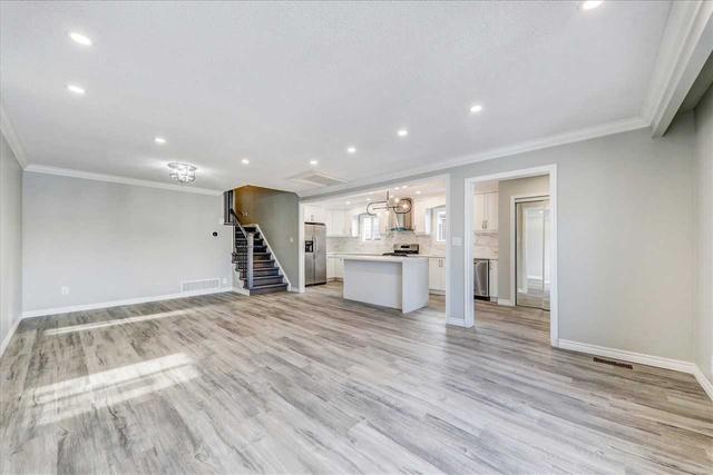 2583 Trident Ave, House semidetached with 3 bedrooms, 1 bathrooms and 2 parking in Mississauga ON | Image 4