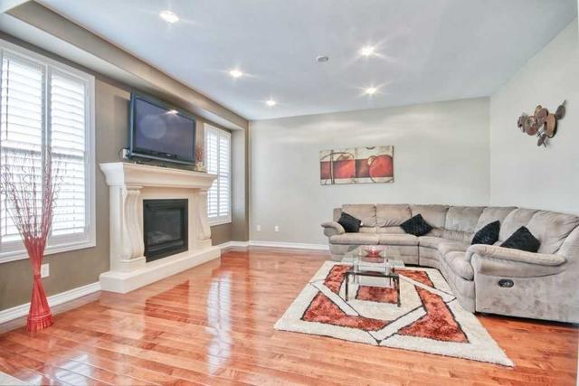 39 Geddington Cres, House detached with 4 bedrooms, 4 bathrooms and 4 parking in Markham ON | Image 3
